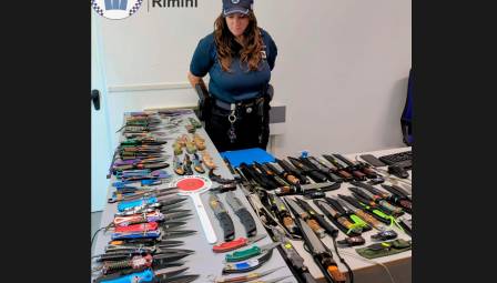 Rimini, controlli a un negozio: sequestrati oltre 200 coltelli - Gallery
