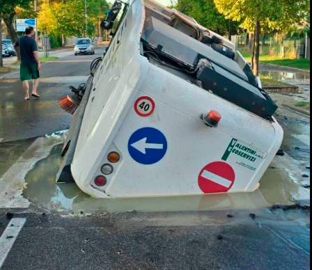 Cervia, mezzo per la pulizia delle strade finisce in una voragine