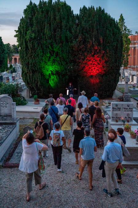 Forlì, che sorpresa: tutto esaurito alla visita serale al cimitero monumentale