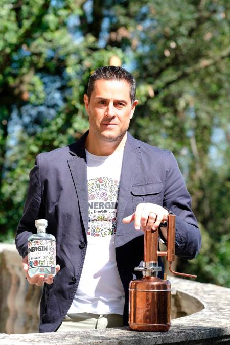 Savignano, “Energin”: il gin prodotto a Castelvecchio trionfa a Londra