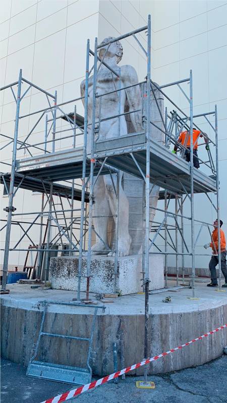 Forlì, tempo di restauro e pulizia per la statua di Icaro e le aquile