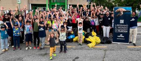 Cesena, il canestro da tre punti della “Livio Neri”: i bambini del minibasket raccolgono 130 chili di rifiuti