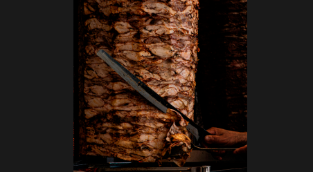 Forlì, controlli al kebab: sequestrati 30 chili di carne non a norma, scoperti tre lavoratori in nero