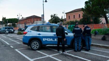 Cesena, “cosa ci fai dentro la nostra auto”? Marito e moglie scoprono il ladro e lo fanno arrestare
