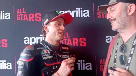 Marco Bezzecchi, l’ape car e la mamma sulla biposto: che show all’Aprilia All Stars di Misano VIDEO