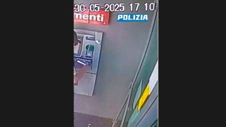 Rimini, mette una placca di alluminio per bloccare le banconote in uscita dal bancomat: colto sul fatto e arrestato