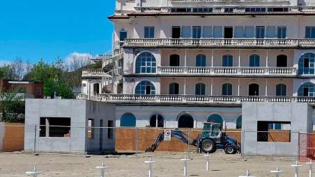 Le due costruzioni davanti al Grand Hotel