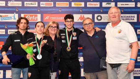 Da sinistra il maestro Devis Brunello, Lavinia e Francesco Delfino insieme ai genitori, il maestro Pavlo Putyatin