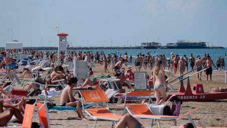 I costi della giornata in spiaggia, Federconsumatori: “In Emilia-Romagna aumenti del 3%, in Sicilia i maggiori rincari”