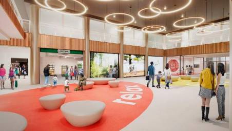 La piazzetta interna in una versione più luminosa e con arredi con design contemporaneo