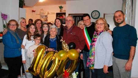 Santarcangelo, nonna Flora festeggia i 100 anni a modo suo: “Tra un po’ è Natale, è ora di mettersi al lavoro”