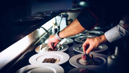Cervia, nella cucina del ristorante spuntano due cuochi in nero e l’Ispettorato del Lavoro lo chiude