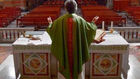 Un sacerdote mentre dice messa (foto di repertorio)