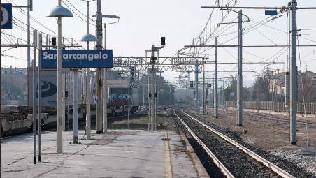 Santarcangelo, il sindaco scende in campo per gli studenti pendolari: “Dateci la fermata del treno regionale veloce”