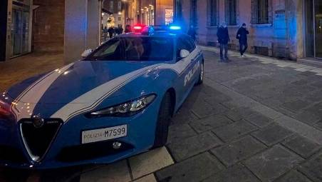Cesena, scena da Bronx in pieno centro: sfida tra ragazzini armati con spettatori, la polizia evita il peggio