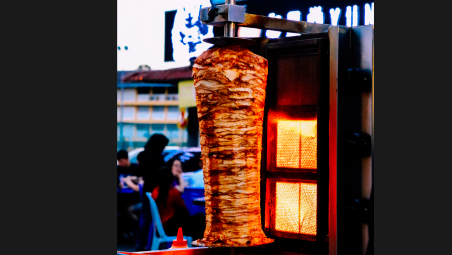Riccione, turni da 18 ore, minacce e aggressioni per lavorare al kebab: tre condanne per caporalato