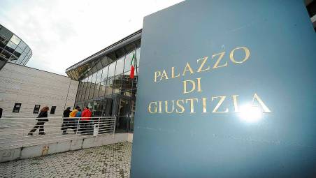 Rimini. Palpeggiò una 15enne nel parco mentre andava a scuola: tre anni di carcere