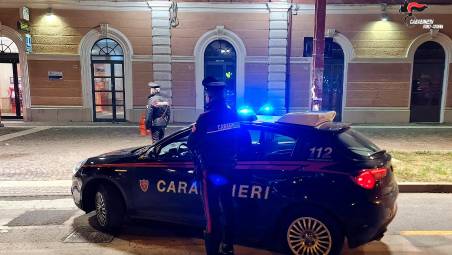 Cesena, inizia a litigare alla stazione, si piazza sui binari e blocca il passaggio dei treni: denunciato dai Carabinieri