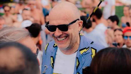 Riccione, che sorpresa all’Aquafan: arriva Max Pezzali e si mette a cantare VIDEO