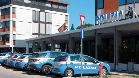Rimini. Guida pericolosamente sulla Statale e agli agenti mostra una patente polacca falsa