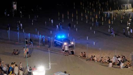 Una pattuglia della polizia in spiaggia di notte (foto d’archivio)