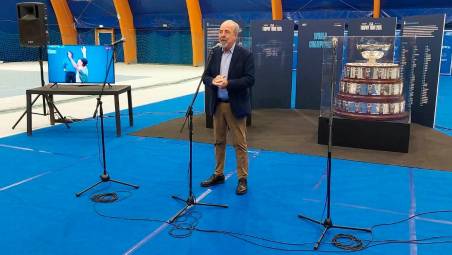 Il presidente regionale della federtennis Gilberto Fantini con la Coppa Davis alle sue spalle