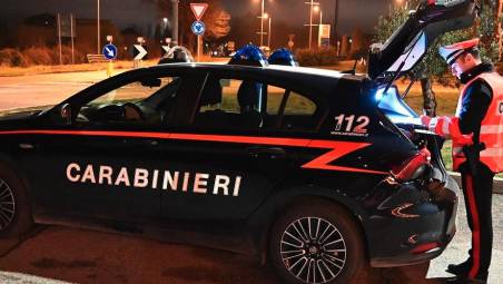Forlimpopoli. Violenze sulla moglie, all’arrivo dei carabinieri si ribella estraendo anche due coltelli. Arrestato 51enne