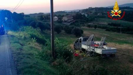 Bertinoro, l’autocarro esce di strada nella notte: soccorsi 4 operai