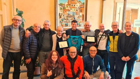 Santarcangelo. Il sindaco incontra il ciclista Bronzetti che ha attraversato gli Stati Uniti su due ruote