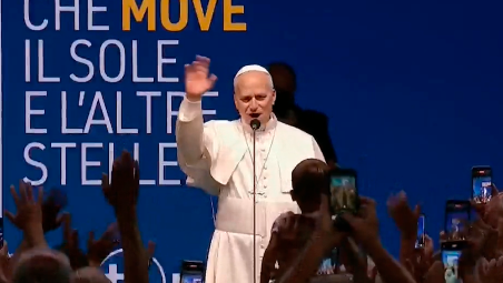 Rimini, “Leone, Leone”: l’arrivo del Papa al Meeting: “Il mondo ha bisogno dei giovani”