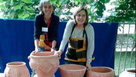 Grazia Grilli e Paola Farneti con alcuni dei loro vasi
