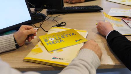 Hera contro il caro energia: tariffe bloccate e incentivi in bolletta