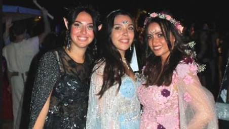 Le tre amiche appassionate di “romantasy” che hanno organizzato l’evento