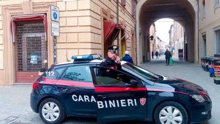 Imola, ruba in profumeria e aggredisce i Carabinieri: 23enne arrestato