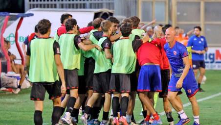 Il Forlì festeggia Giacomo Cavallini dopo il gol vittoria in casa della Samb