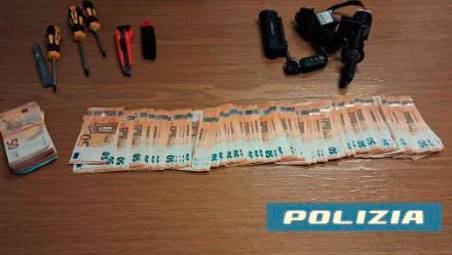 Rubicone. Sull’auto rubata con cacciaviti, martelli, cesoie e 8.000 euro in contanti