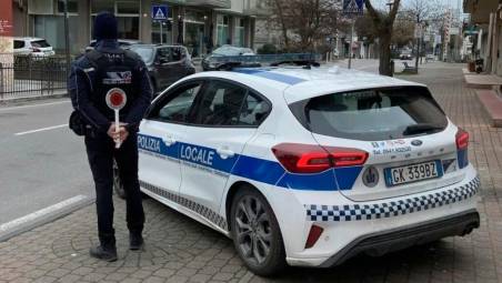 Gatteo, frena bruscamente davanti alla Polizia Locale e dice: “Ho dimenticato la patente a casa”, ma la signora non l’ha mai avuta