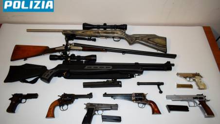 Cesena, aveva decine di armi da guerra e clandestine: scatta l’arresto - Gallery