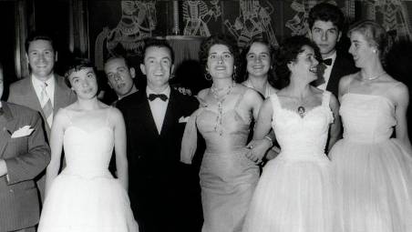 Il Maestro Braconi (primo a sinistra) al Padiglione con i cantanti di Voci Nuove 1957