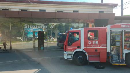 L’intervento dei vigili del fuoco alla stazione di Riccione (Fotoservizio Manuel Migliorini)