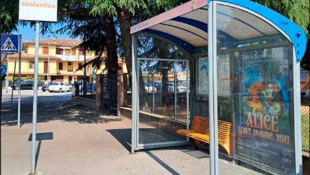 Fermata bus davanti alla scuola media di Gatteo