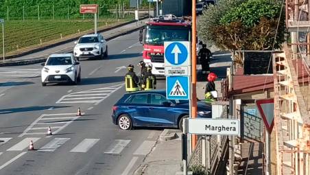 Cesena, incidente: si schianta contro un’abitazione e abbatte la colonnina del gas, i Vigili del Fuoco in azione