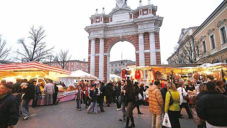 Santarcangelo. Fiera di San Martino, 2.300 posti auto e 300 corse del bus navetta gratuito. Tutte le modifiche al traffico e alla sosta