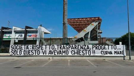 Lo striscione esposto ieri allo stadio (Zanotti)