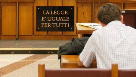 Riccione, ruba il cartello di un parcheggio e picchia un poliziotto: chiesto il rinvio a giudizio per un 21enne