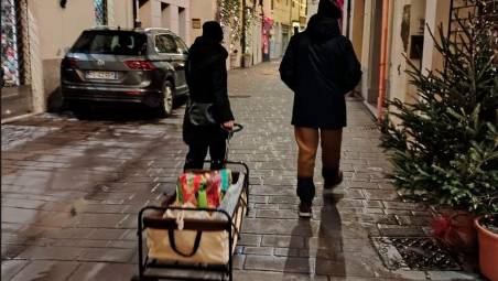 Il carretto usato per trasportare le opere d’arte da lasciare in strada