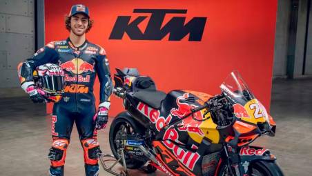 Il riminese Enea Bastianini con la Ktm Rc16 del team Tech 3 durante la presentazione ufficiale