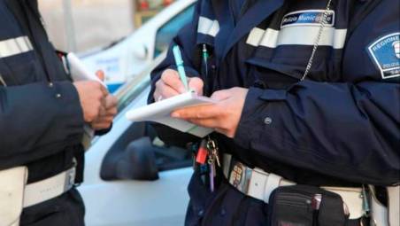 Forlì, altera la targa e va in giro senza revisione e assicurazione: multa di 5mila euro