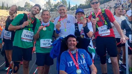 Gioele Imolesi con i cinque amici che lo hanno accompagnato in Grecia