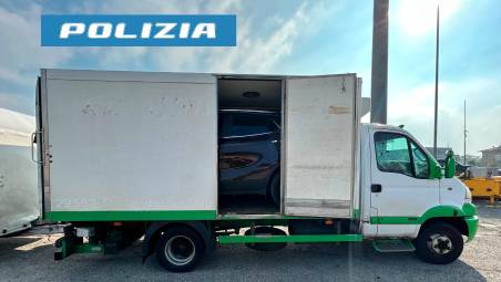 Cattolica, usa il camion frigo per trasportare un Suv in autostrada: multa di oltre 10mila euro